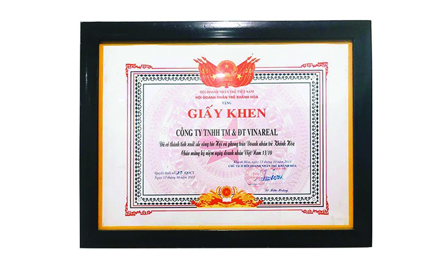Khen tặng CTY TNHH TM & ĐT VINAREAL có thành tích xuất sắc công tác hội và phong trào DN trẻ Khánh Hoà